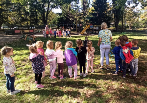 zabawy ruchowe w ogrodzie przedszkolnym w wykonaniu przedszkolaków i nauczycieli