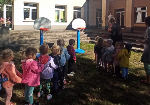 zabawy ruchowe w ogrodzie przedszkolnym w wykonaniu przedszkolaków i nauczycieli