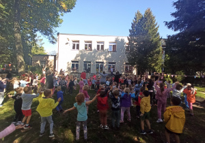 Przedszkolaki z radością uczestniczyły w biegach, torach przeszkód, zabawach z piłką, sigumą i innych aktywnościach, które pozwalały im spożytkować energię. Śmiechu nie było końca, a mali uczestnicy z zapałem rywalizowali i bawili się, ciesząc się wspólnie spędzonym czasem.