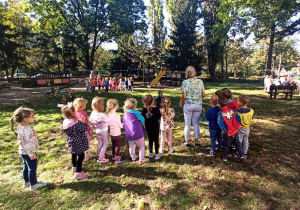 zabawy ruchowe z chustą animacyjną w wykonaniu nauczycieli i dzieci z przedszkola